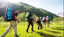 爬山吃瓜女游客视频,爬山吃瓜女游客成网红视频主角