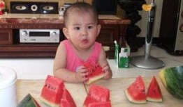 小朋友吃瓜场景