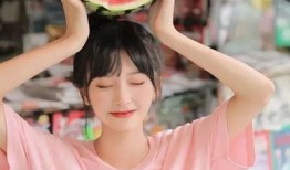 清纯美女吃瓜,甜蜜瞬间引网友热议