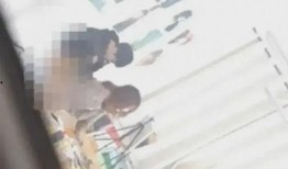 画室情侣吃瓜,甜蜜瞬间捕捉