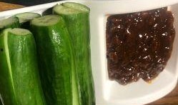 摘瓜蘸酱吃,摘瓜蘸酱，尽享田园风味