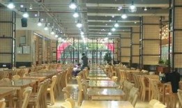 南苑食堂吃瓜,瓜香四溢，美食盛宴等你来尝