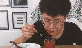 看这小伙吃瓜多带劲,这位小伙吃瓜吃得如此带劲，究竟有何魅力？