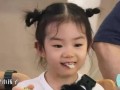 戚薇女儿吃瓜,萌翻网友！