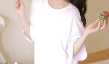 清纯美女吃瓜,甜蜜瞬间引网友热议