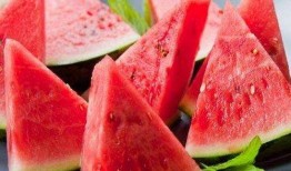 后花园喝茶吃瓜,悠然享受夏日悠闲时光