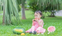 孩子吃瓜姿势,揭秘孩子吃瓜的独特姿势