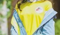 吃瓜少女萌拍合照,欢乐瞬间定格