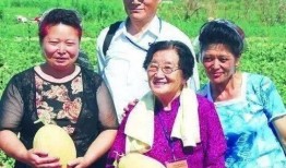 索拉和同学吃瓜,吃瓜畅谈校园趣事