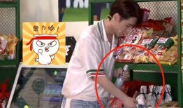 路人发吃瓜视频,一幕“吃瓜”视频引发网友热议，揭秘背后故事