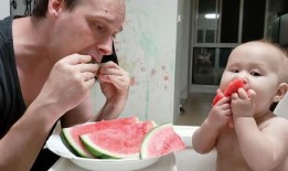 小孩吃瓜被抢,小孩吃瓜遭遇抢夺事件