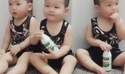 搞笑小孩吃瓜视频,萌态十足