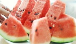 吃瓜能坏肚子吗,吃瓜真的能坏肚子吗？