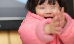 3岁女孩吃瓜,萌态十足引网友爆笑