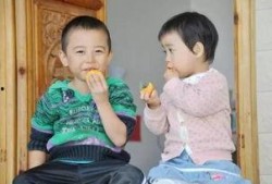 3岁女孩吃瓜,萌态十足引网友爆笑