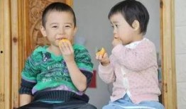 3岁女孩吃瓜,萌态十足引网友爆笑