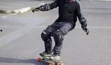 滑板大爷吃瓜视频,吃瓜视频引发网友热议