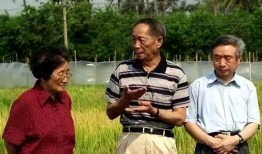 索拉和同学吃瓜,吃瓜畅谈校园趣事