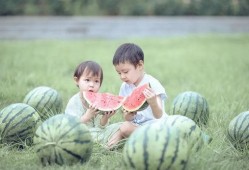 萌娃吃瓜壁纸,萌态十足，可爱壁纸来袭！