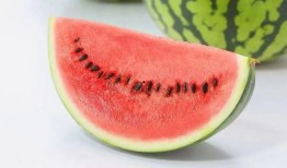 小朋友田间吃瓜,小朋友田间吃瓜的欢乐时光