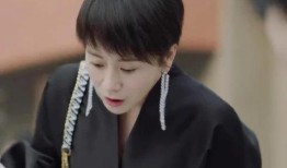 爸爸吃瓜吃到儿子头上,爸爸吃瓜误伤儿子，温馨瞬间引网友热议