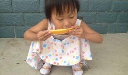 孩子吃瓜姿势,揭秘孩子吃瓜的独特姿势