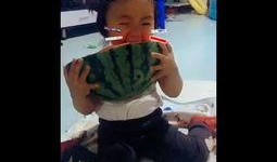 搞笑小孩吃瓜视频,萌态十足