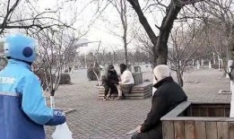 老头吃瓜看热闹,吃瓜看热闹，笑谈人间百态