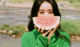 冬雨生活照吃瓜,这生活太接地气了！