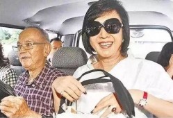 矿泉水吃瓜男星,瓜男星演绎夏日清凉风采