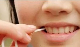 吃瓜牙龈肿了,牙龈肿痛困扰？揭秘吃瓜不当引发的健康危机