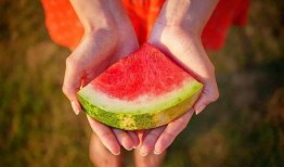 未来的人怎么吃瓜,揭秘未来人如何品尝瓜果新风尚