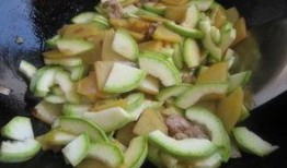 吃播角瓜整根吃,吃播界的极限美食对决