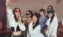 吃瓜少女萌拍合照,欢乐瞬间定格