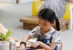 小手牵小狗吃瓜,欢乐吃瓜时光