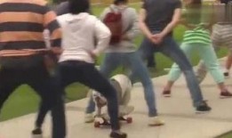 滑板大爷吃瓜视频,吃瓜视频引发网友热议