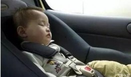 小孩在车里吃瓜,小宝贝边行车边吃瓜的欢乐时光