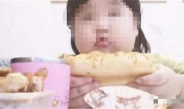 3岁女孩吃瓜,萌态十足引网友爆笑