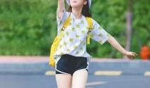 吃瓜少女萌拍合照,欢乐瞬间定格